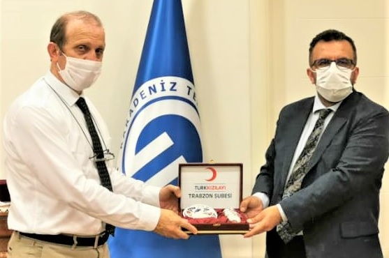 Türk Kızılayı Denetim Kurulu Başkanı Doç. Dr. İsmet DURMUŞ ve Türk Kızılayı Trabzon Şube Başkanı Dr. Oğuz KARA