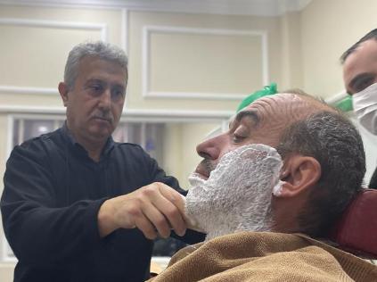 Mesleğini 53 Yıldır Sürdüren Berber Avni, 28 Yıldır KTÜ Farabi Hastanesinde Hastalara Hizmet Veriyor
